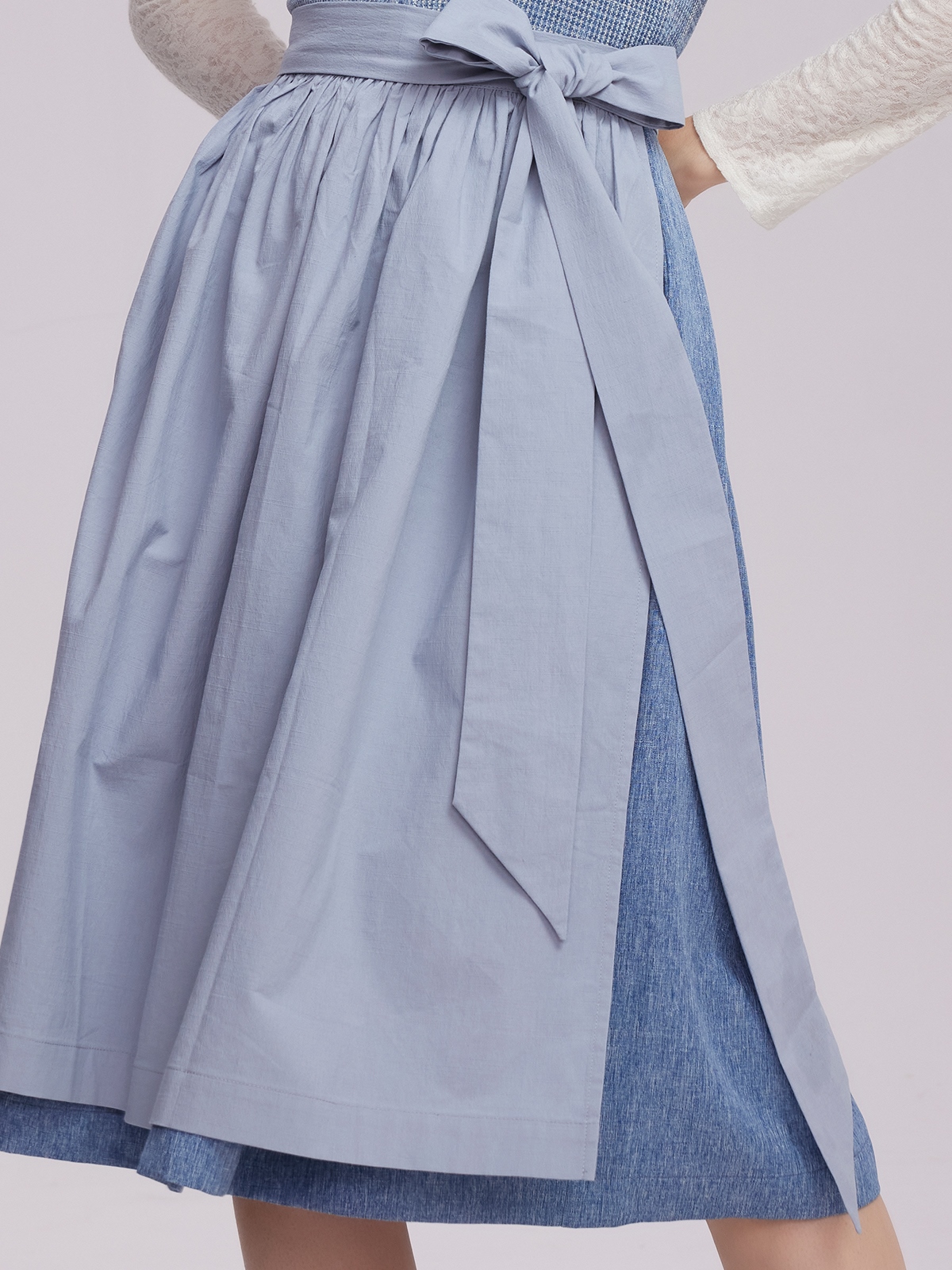 Modernes Dirndl in Blau mit eleganter Bluse