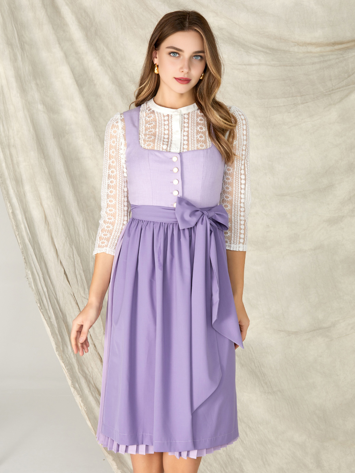 Dirndl Babyblau in malerischer Landschaft