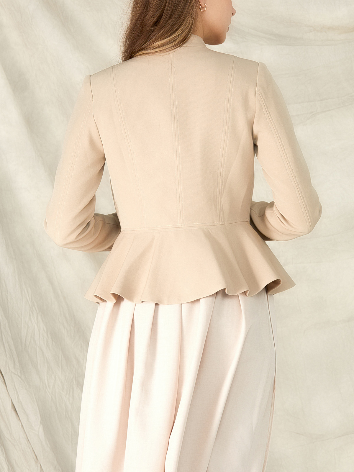 Dirndl rot in winterlicher Atmosphäre