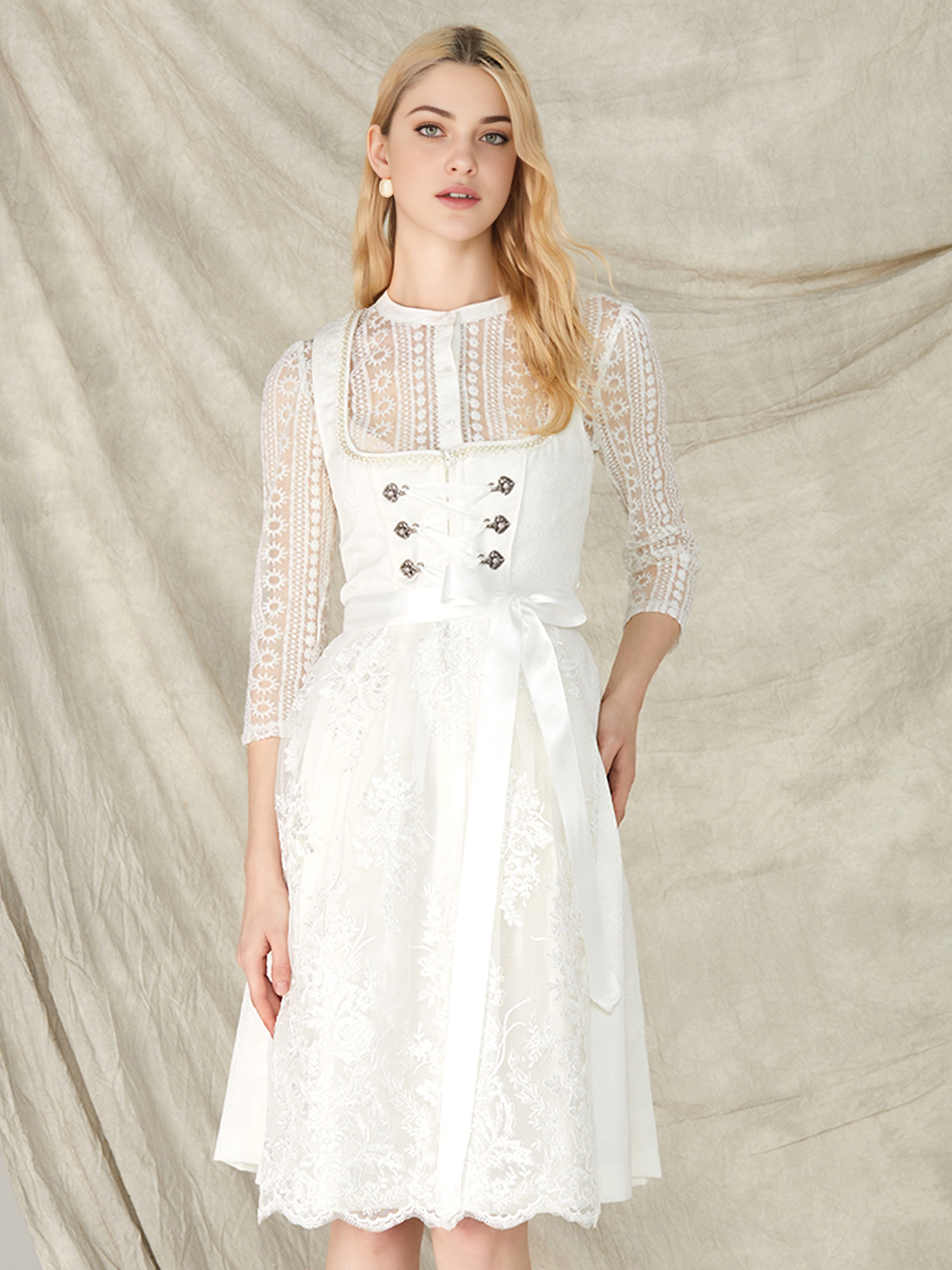 Elegantes weißes Samt-Dirndl mit floralen Details