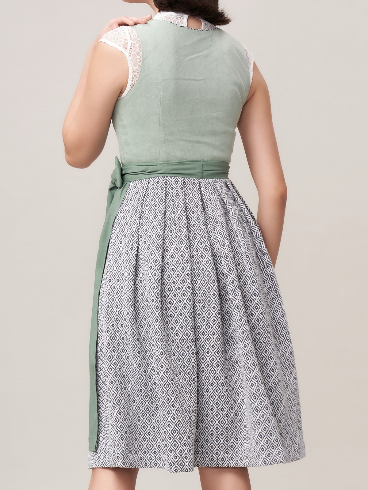 Rotes Dirndl kurz mit grüner Schürze