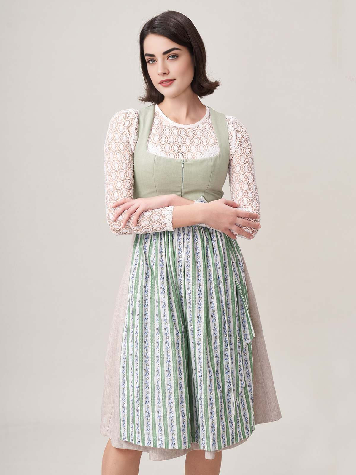 Dirndl in Grün mit 70 cm Rocklänge