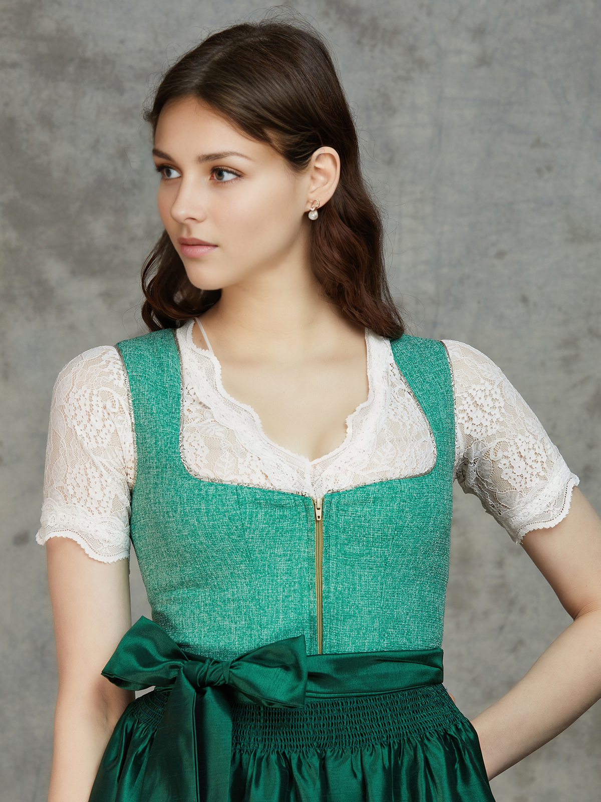 Ein elegantes dunkelgrünes Samt-Dirndl mit feinen Details