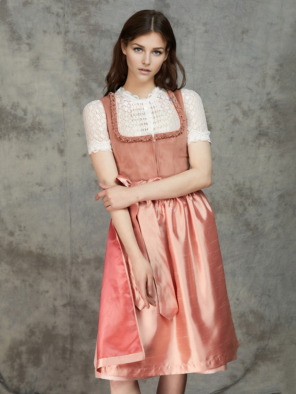 Ein rosa Dirndl, das sowohl elegant als auch pflegeleicht ist