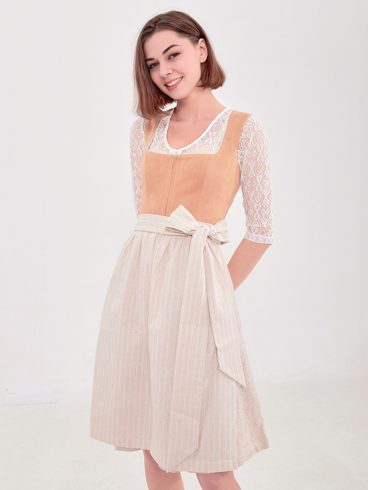 Dirndl in Braun mit traditionellem Schnitt