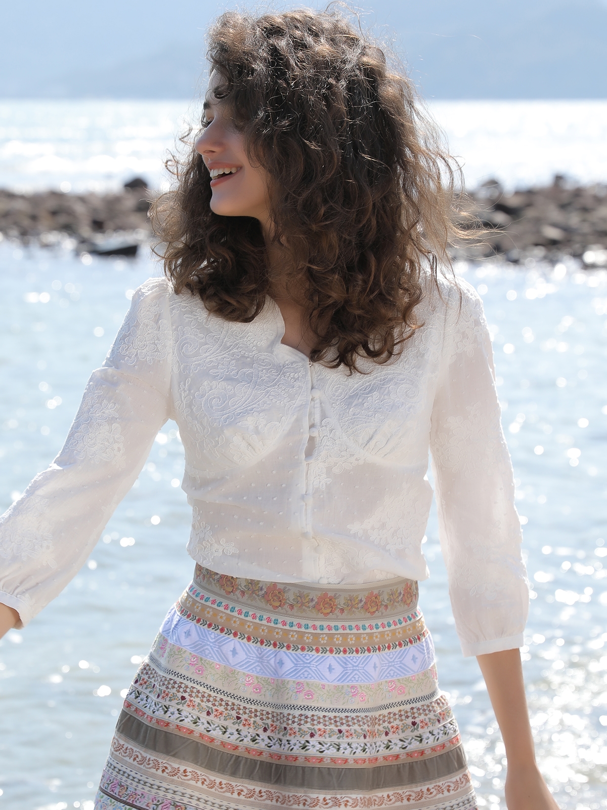 Dirndl mit weißer Bluse – stilvoll & feminin