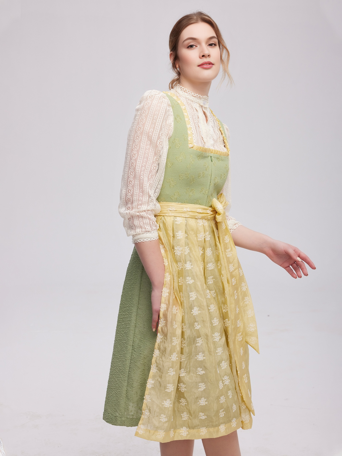 Schwarz Rotes Dirndl mit grünen Akzenten