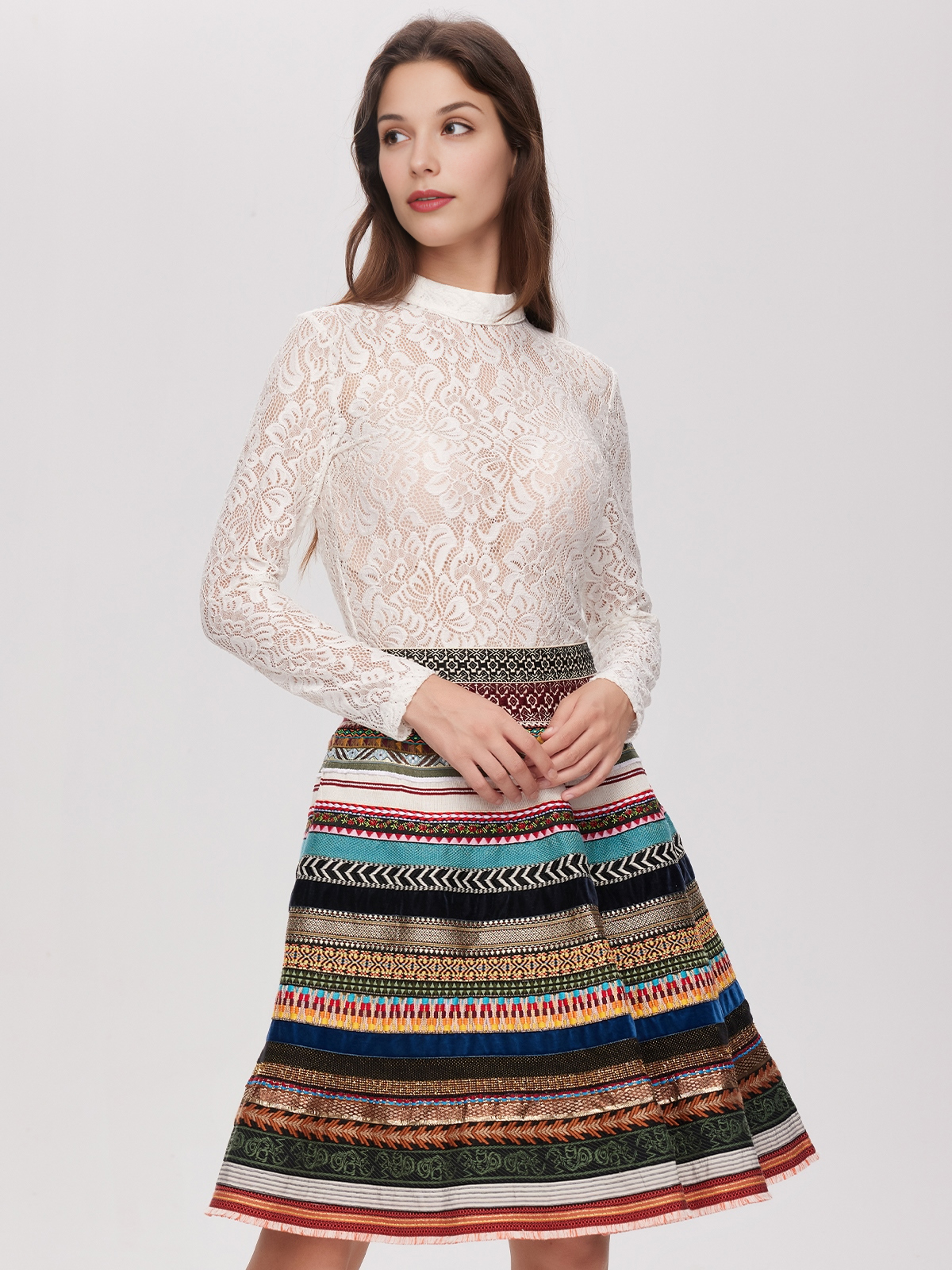 Dirndl mit Braunem Rock und besticktem Ausschnitt