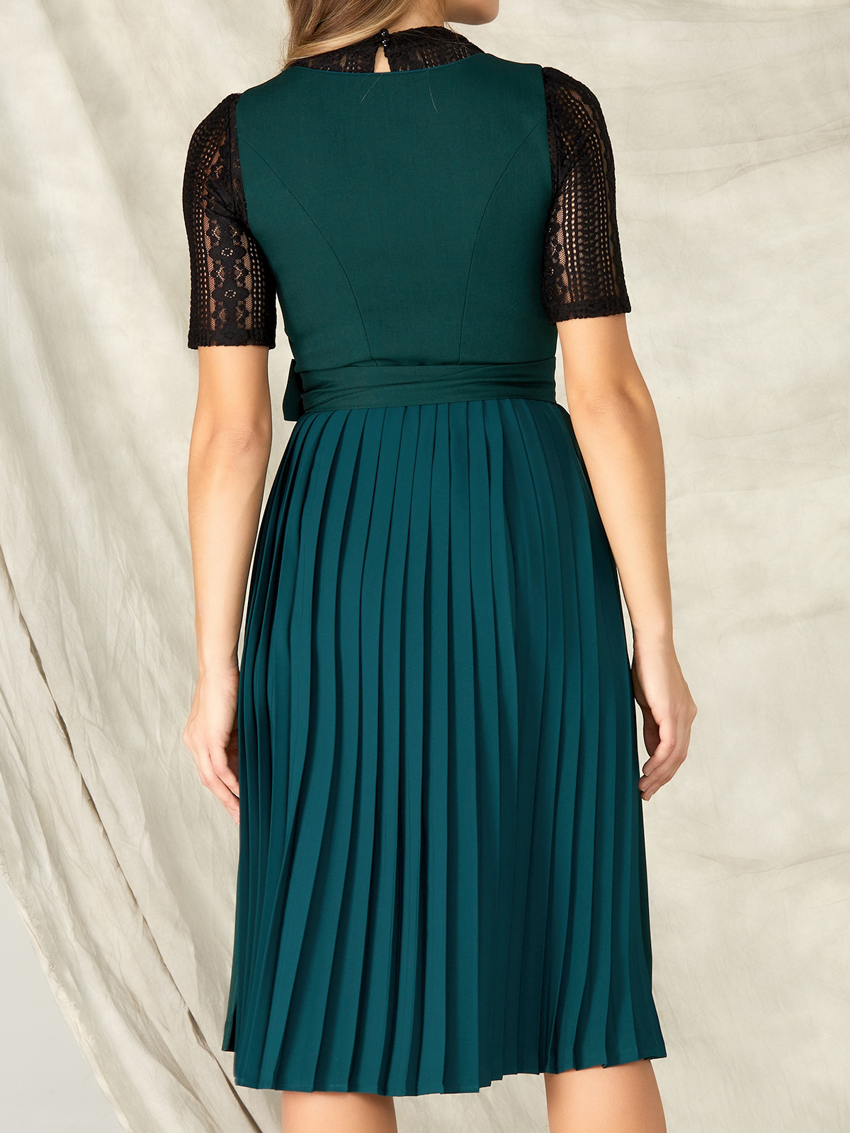 Traditionelles Dirndl in Grün