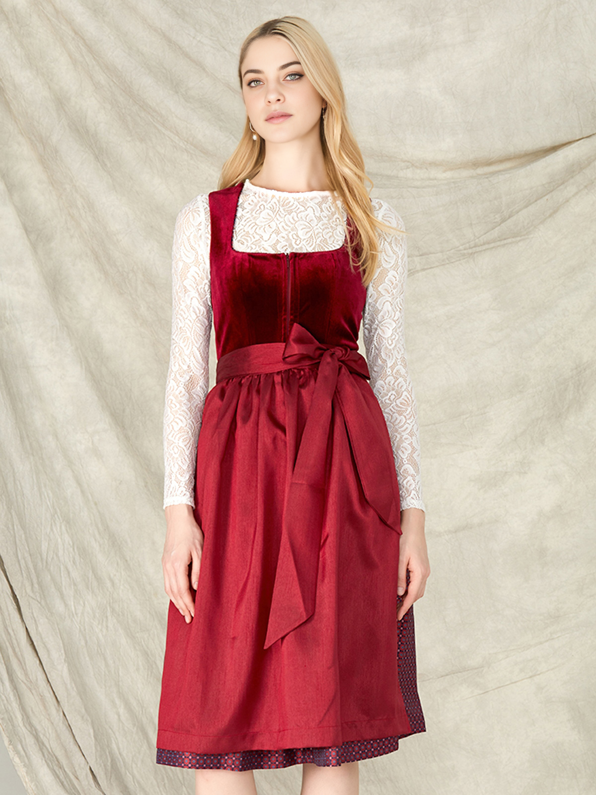 Ein modernes rotes Dirndl mit aufwendiger Stickarbeit