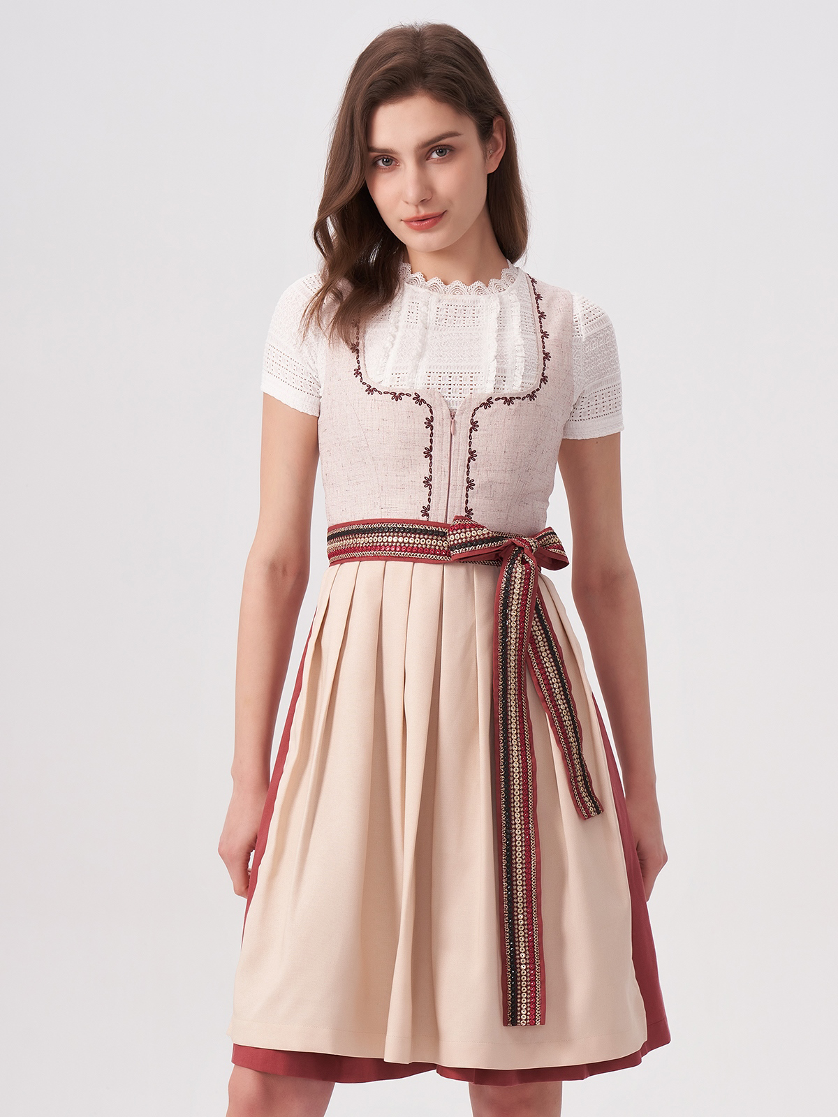 Dirndl in Rosa – ein Kontrast zum grauen Samt-Dirndl