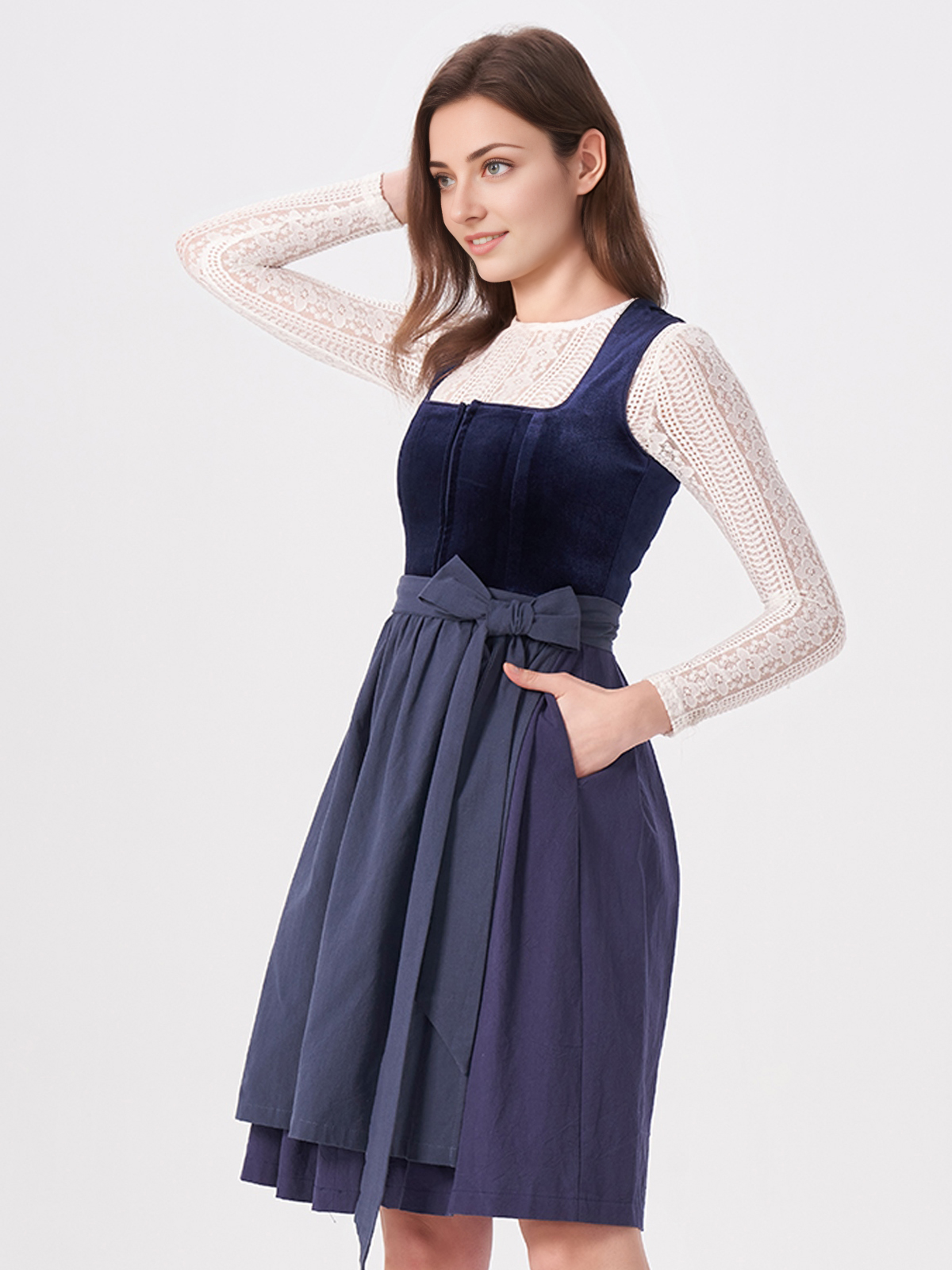 Modernes blaues Dirndl mit traditionellen Elementen