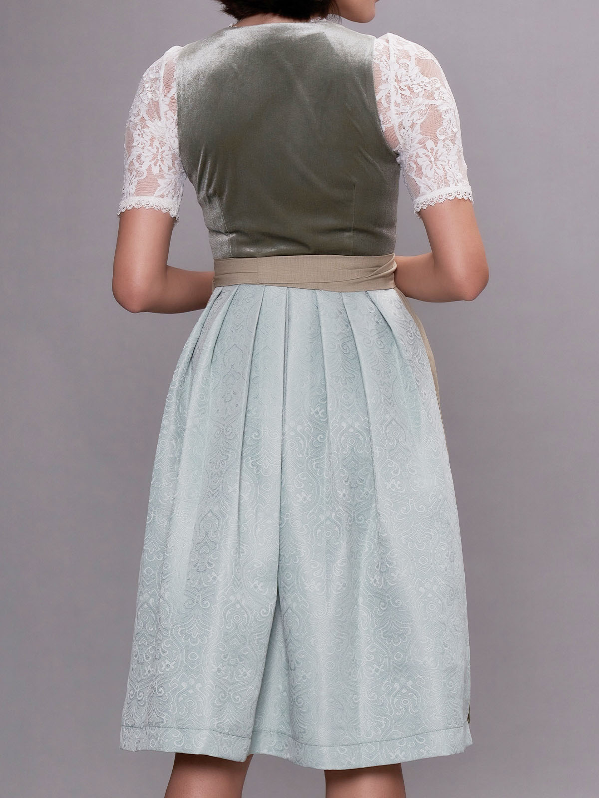 Modernes Dirndl in Grün mit floralen Applikationen