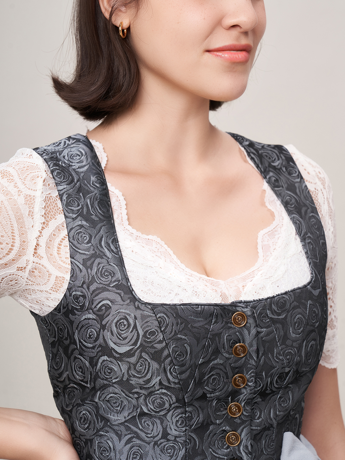 Modernes blaues Dirndl mit floralen Akzenten