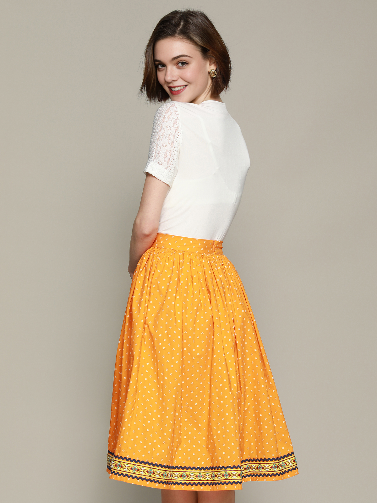 Dirndl in Gelb mit blauen Akzenten