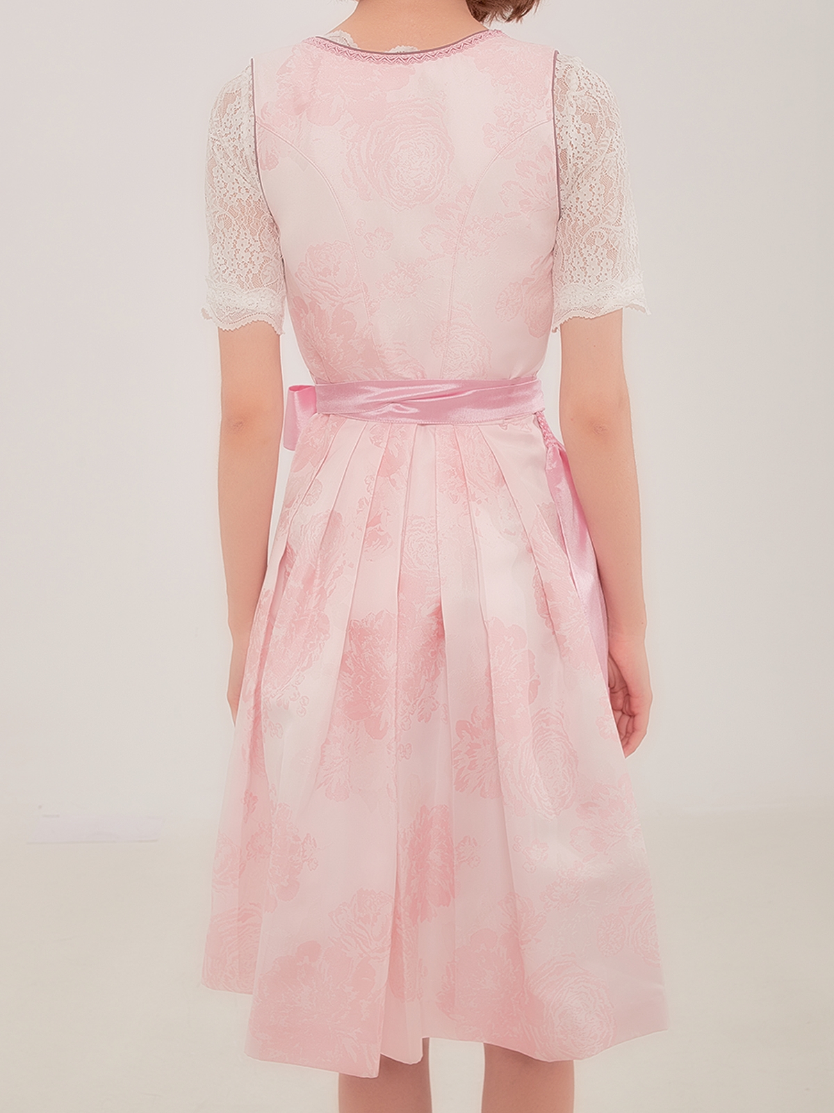 Ein elegantes blaues Dirndl mit floralen Details – perfekt für Hochzeiten und festliche Anlässe.