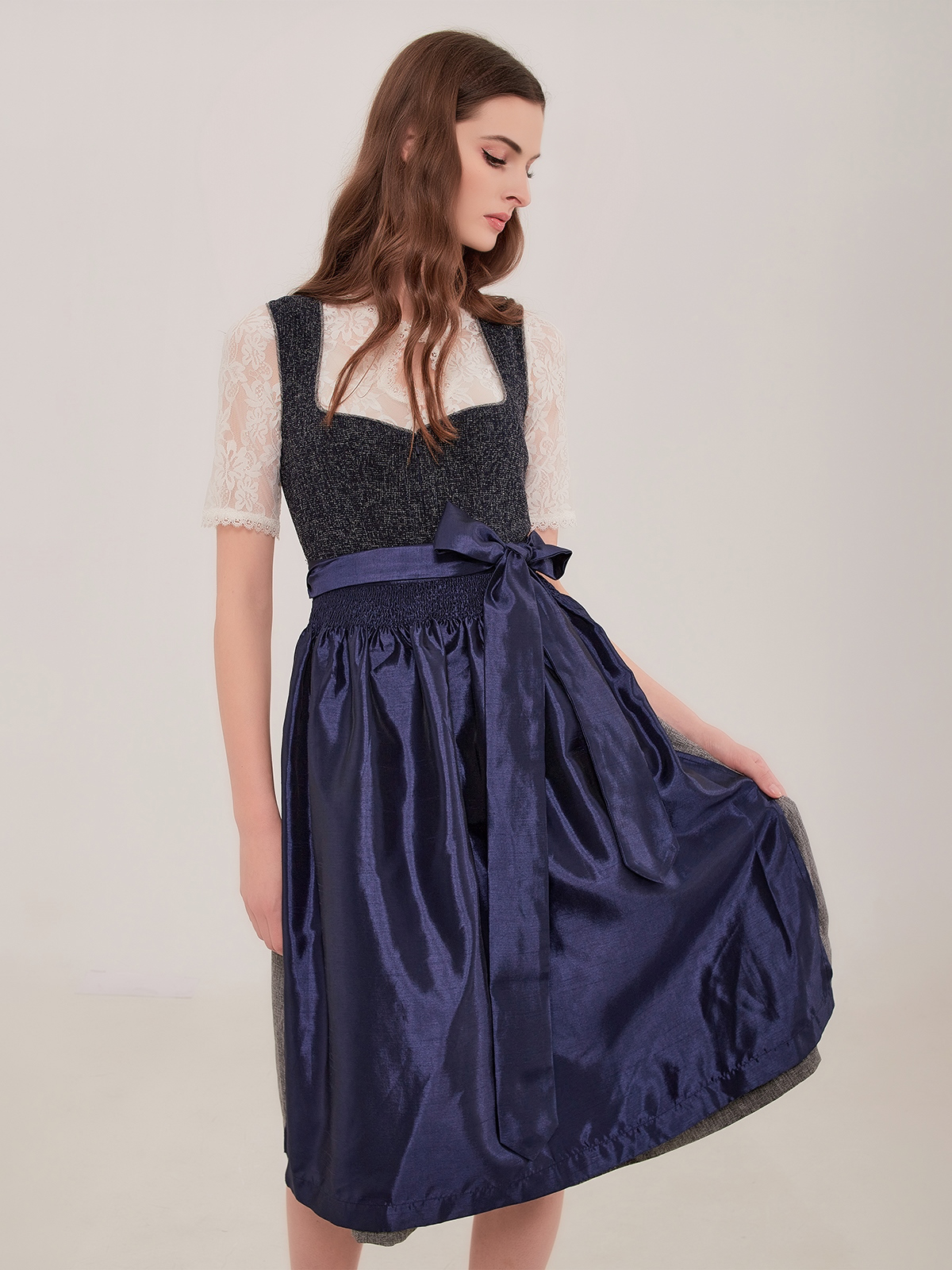 Hochgeschlossenes Dirndl in Schwarz