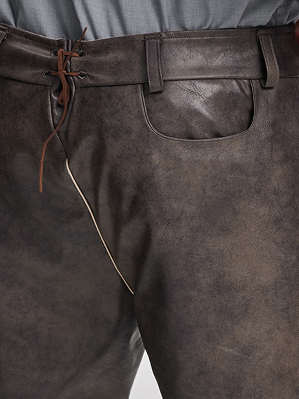 Dirndl mit grauem Mieder und eleganter Bluse