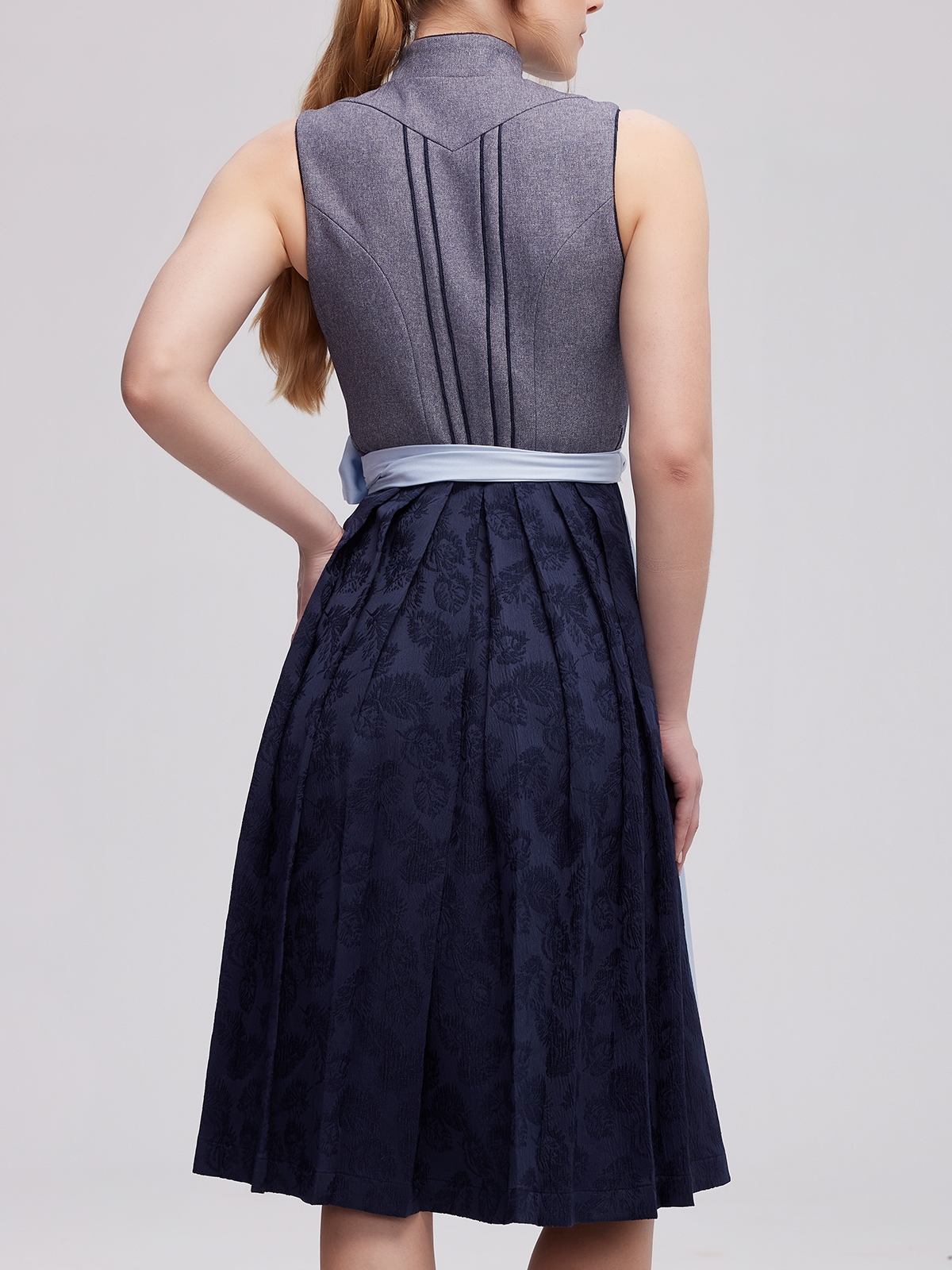 Dirndlbluse in Grau – zeitlos und vielseitig