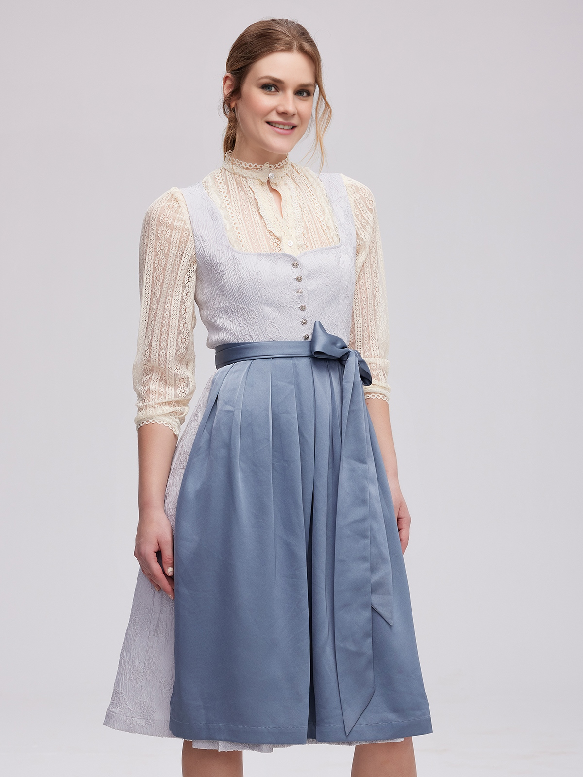 Dirndl in Blau – eine moderne Interpretation der Tracht