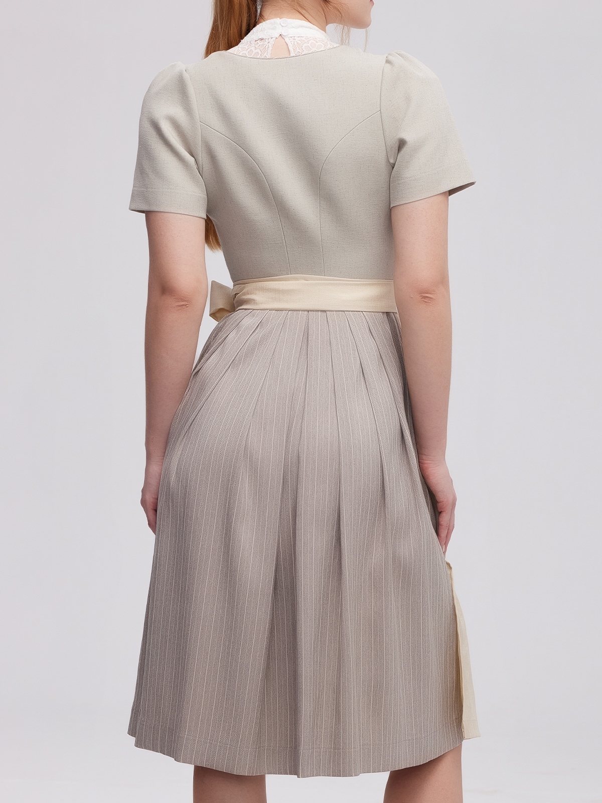 Dirndl in Grau – zeitlos elegant