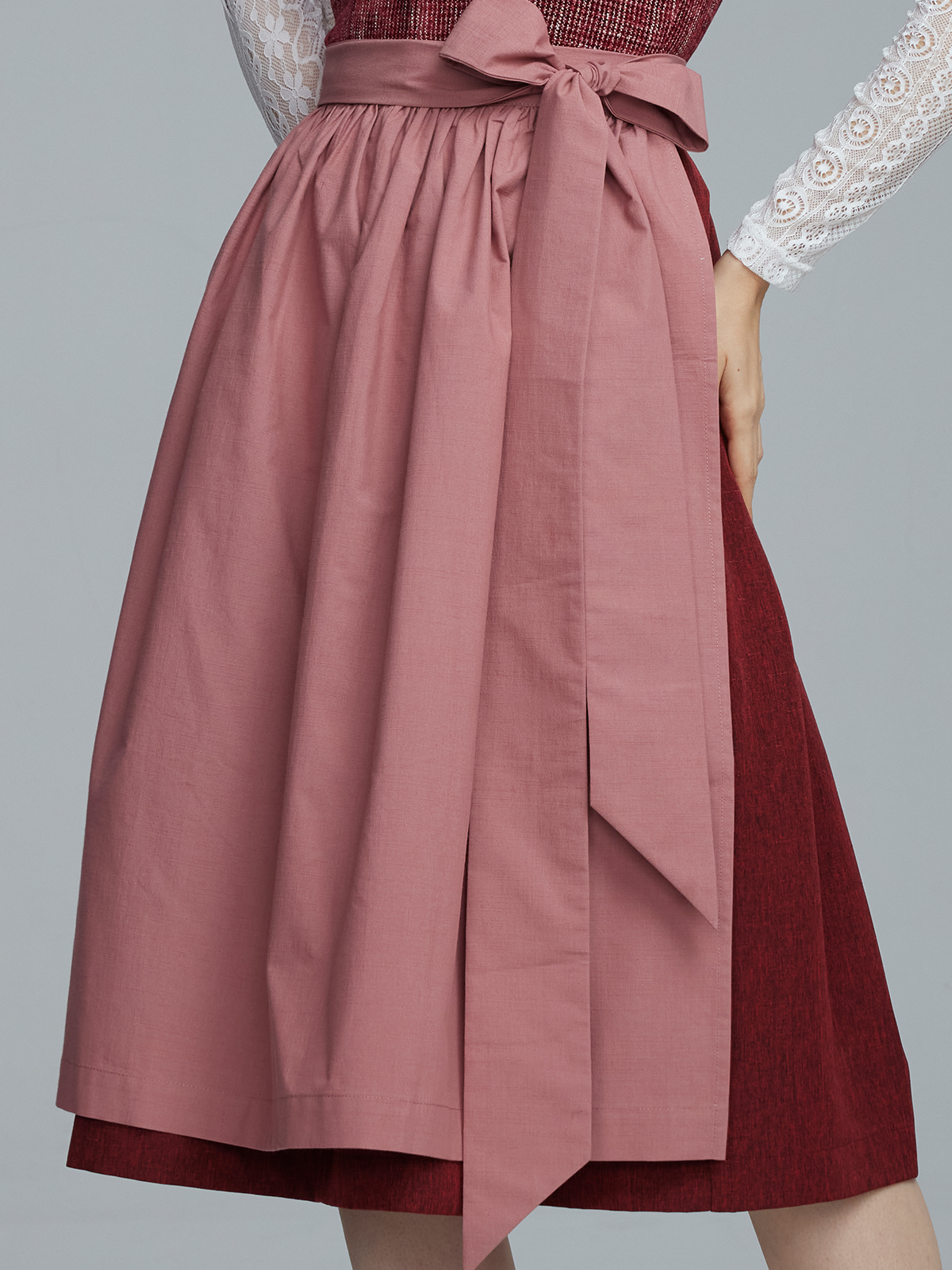 Ein modernes Dirndl in Rot – perfekt für Festivals und Hochzeiten