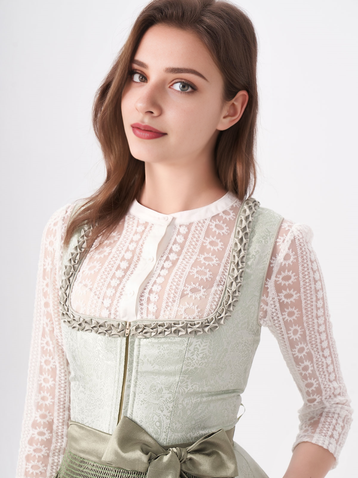 Dirndl Lindgrün mit stilvollen Accessoires