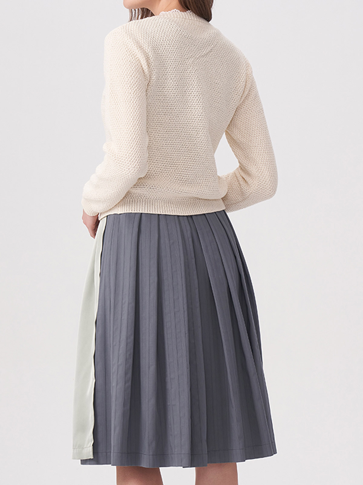 Dirndl in Weiß mit traditioneller Stickerei