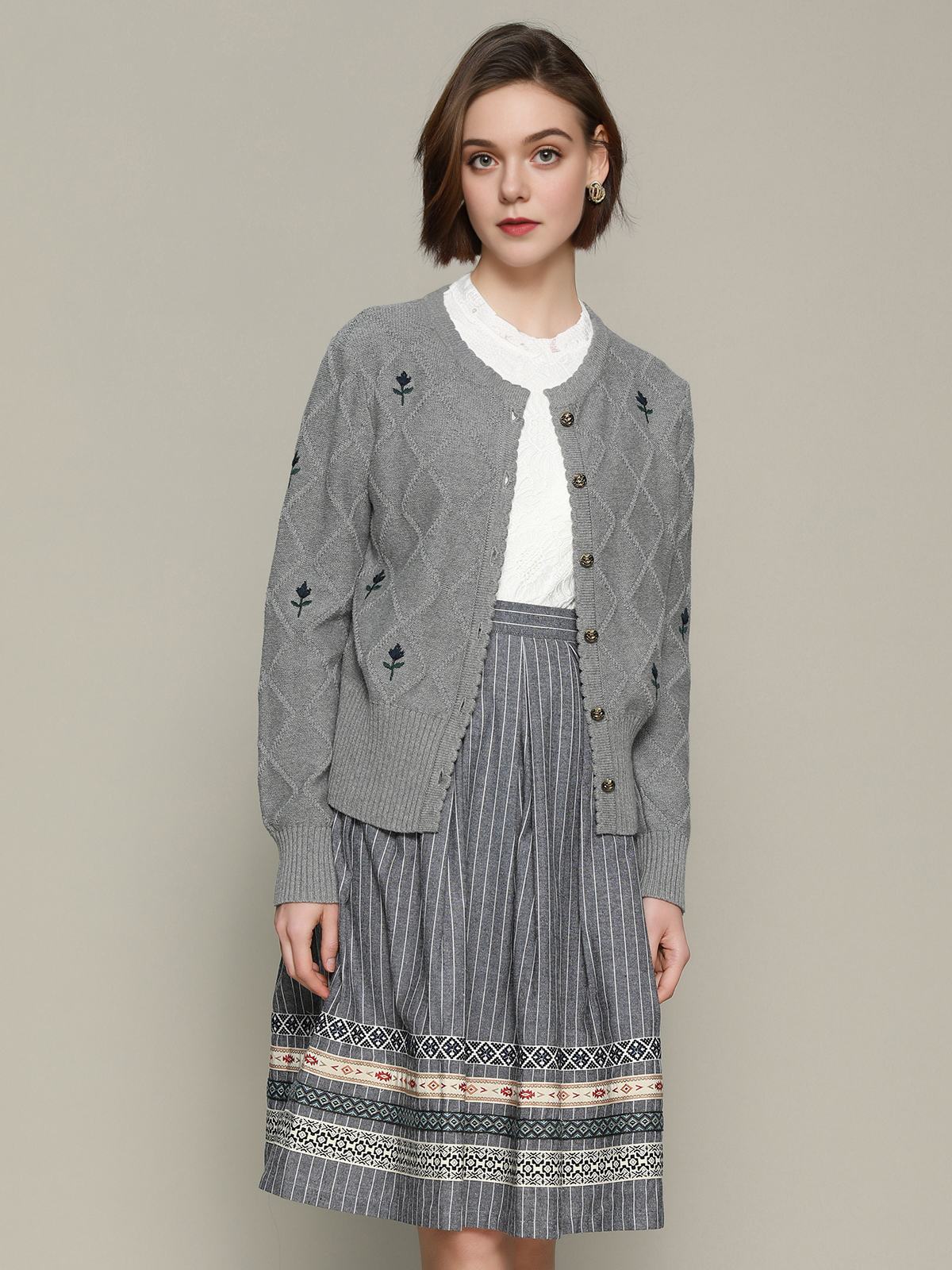 Ein graues Dirndl mit dehnbarem Oberteil – perfekt für Schwangere