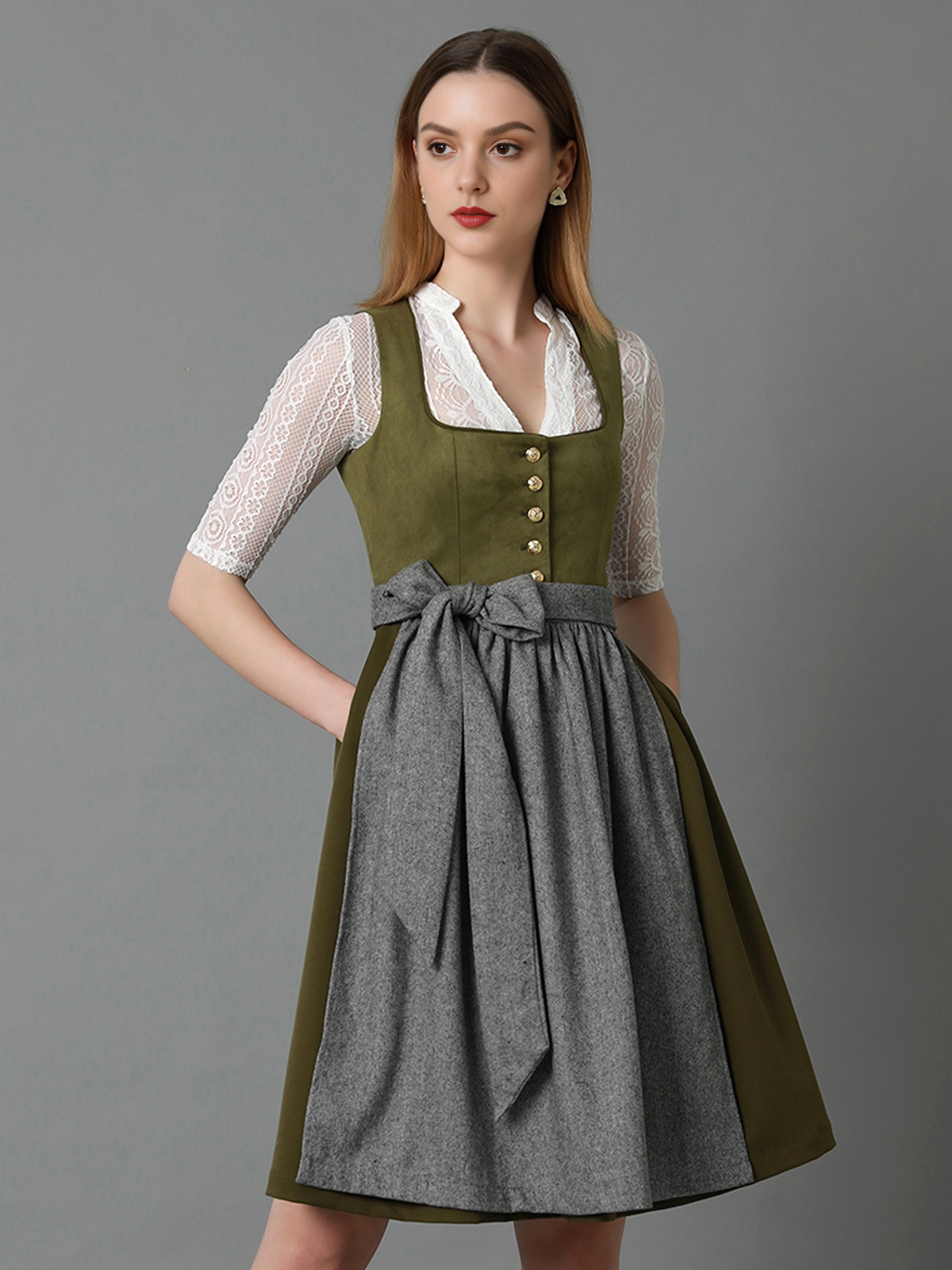 Dirndl in Grün mit klassischer Bluse