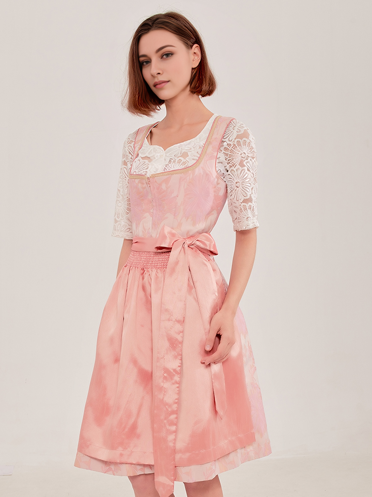 Dirndl in leuchtendem Rot mit floralen Details