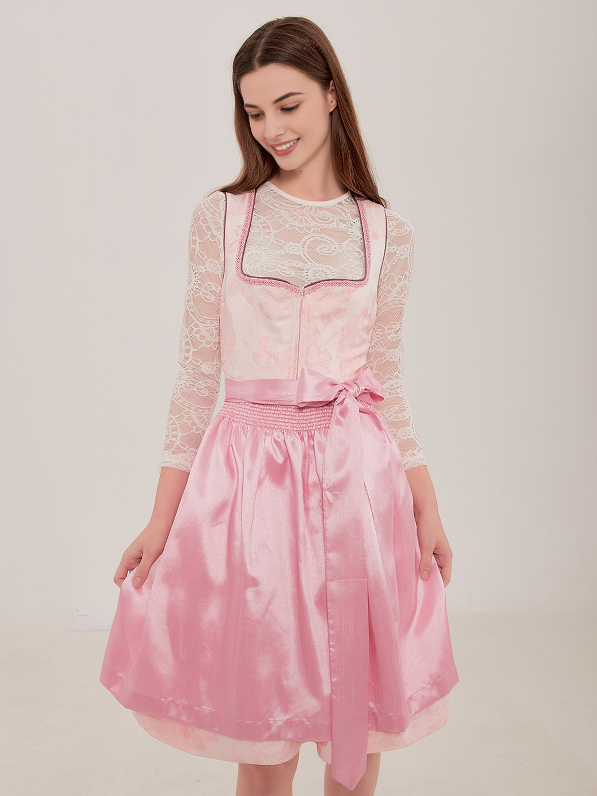 Dirndl in Braun mit blauer Schürze