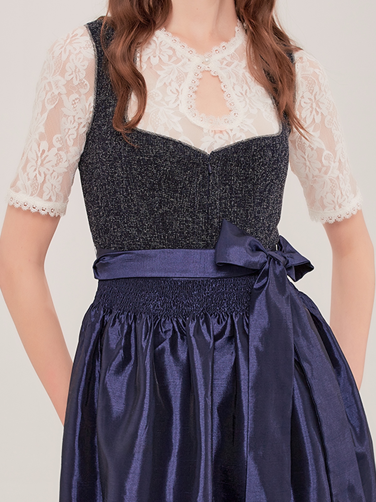 Samt Dirndl in edlem Blau mit floralen Stickereien