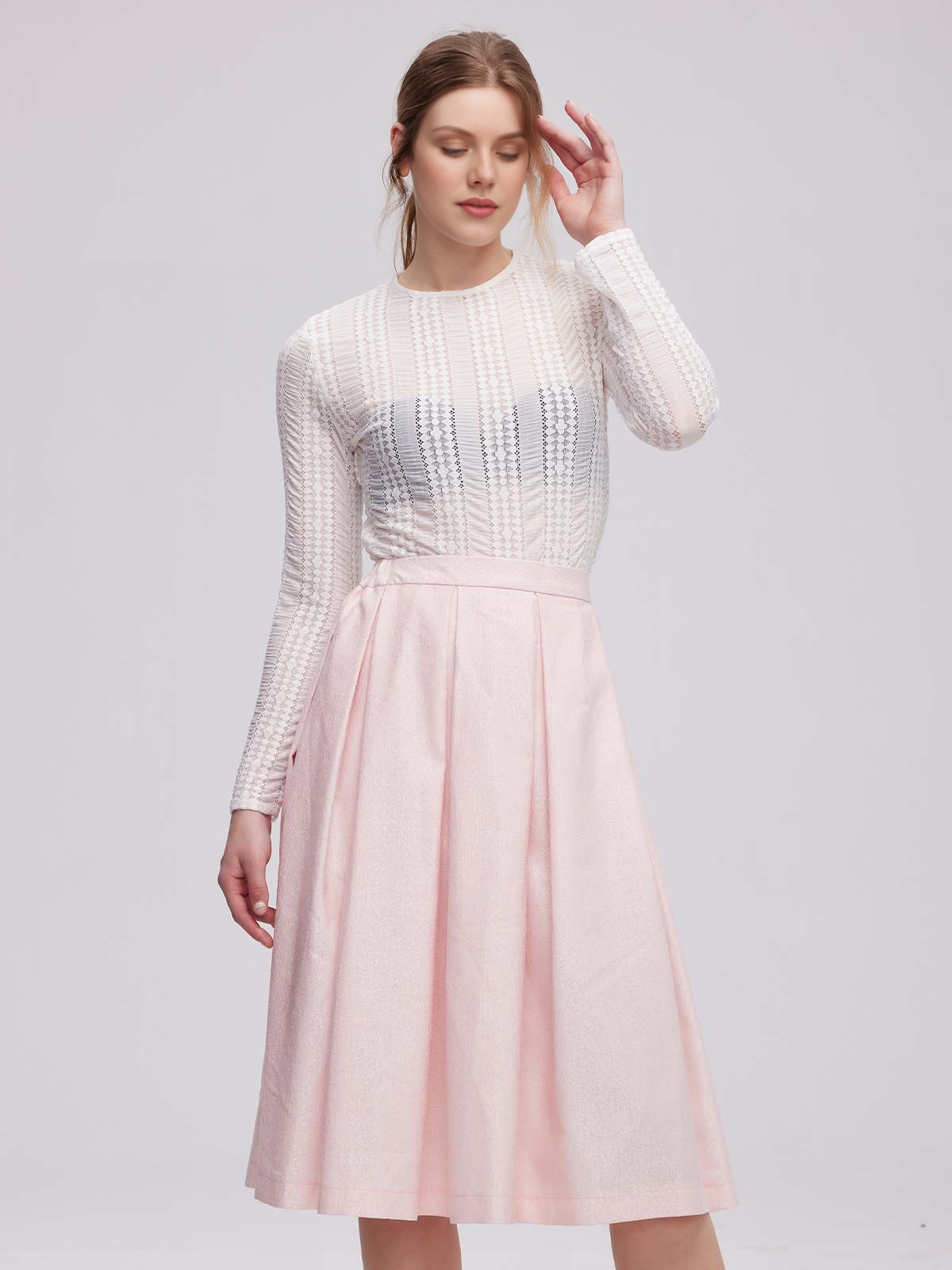 Beige Dirndlbluse mit Spitzenbesatz