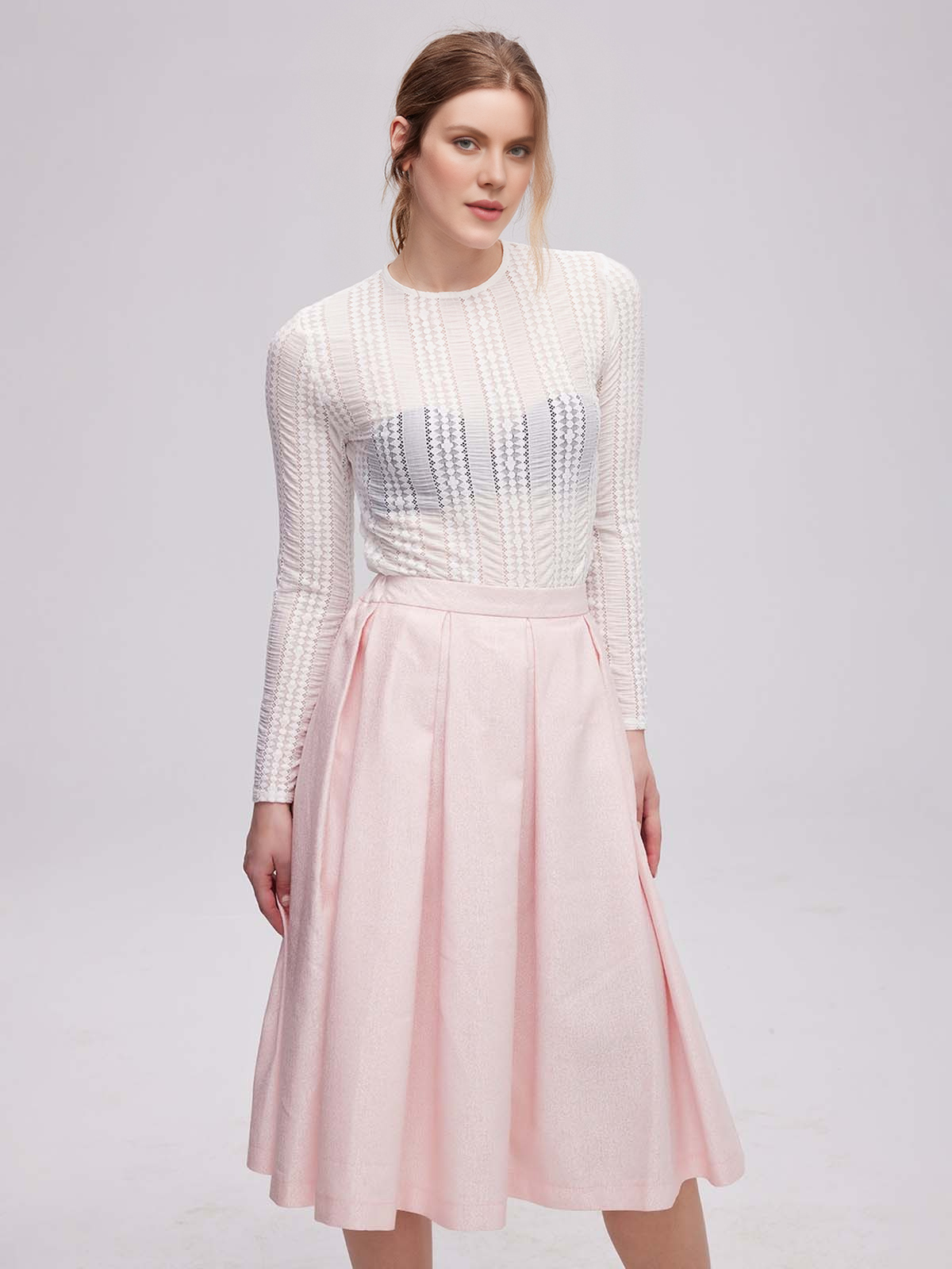 Schwarzes Samt Dirndl mit eleganter Bluse