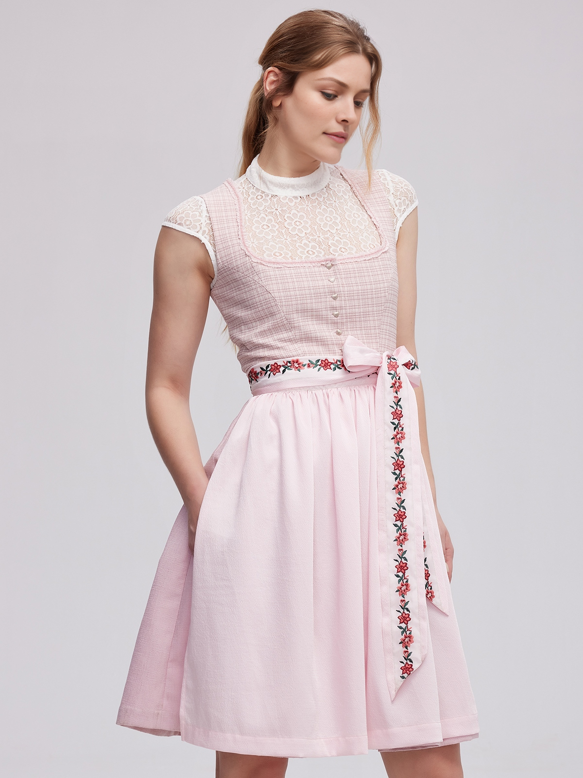 Elegantes schwarzes Dirndl mit rosa Bluse