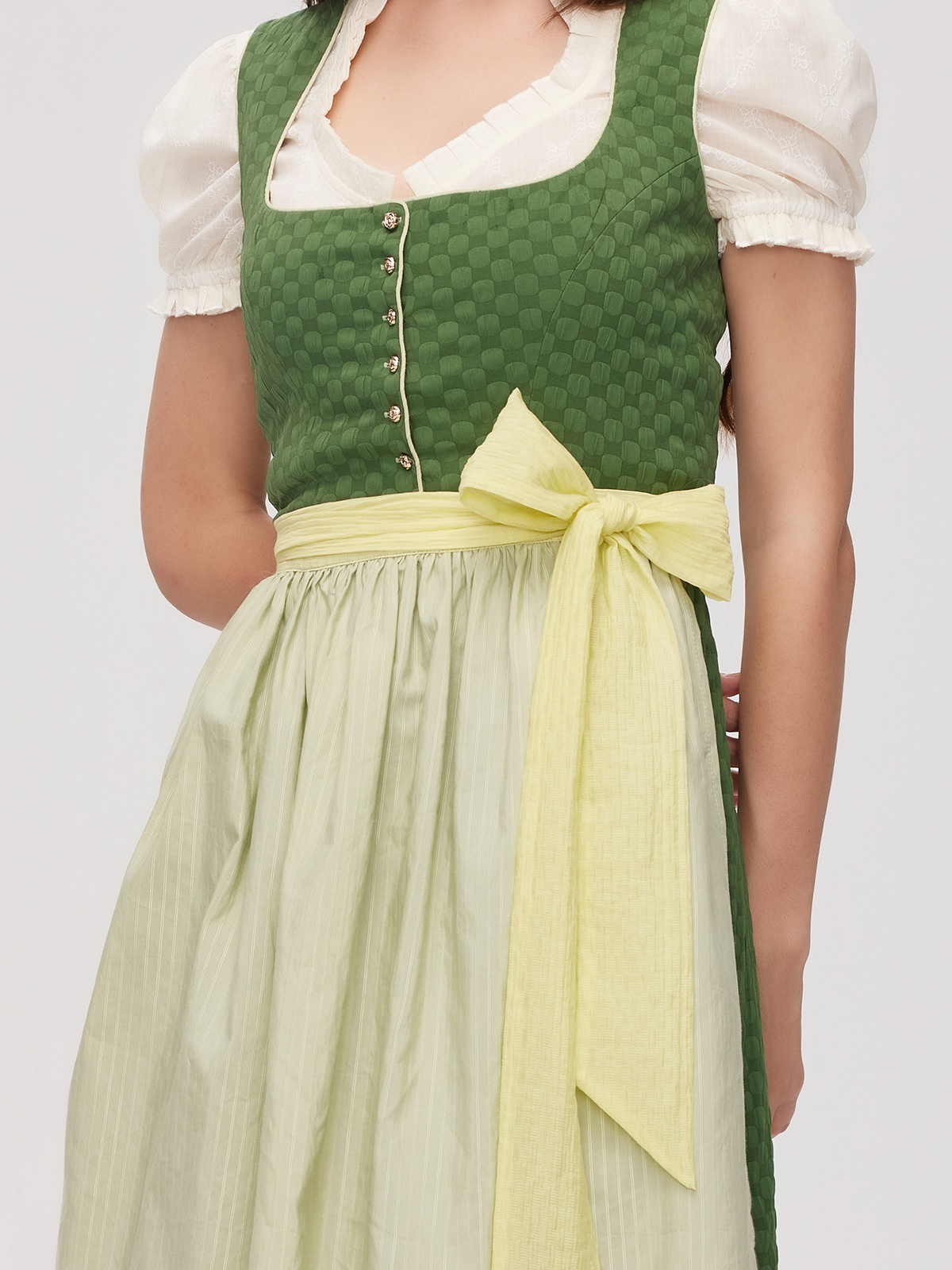 Ein grüner Ja Mei Dirndl mit feinen Stickereien
