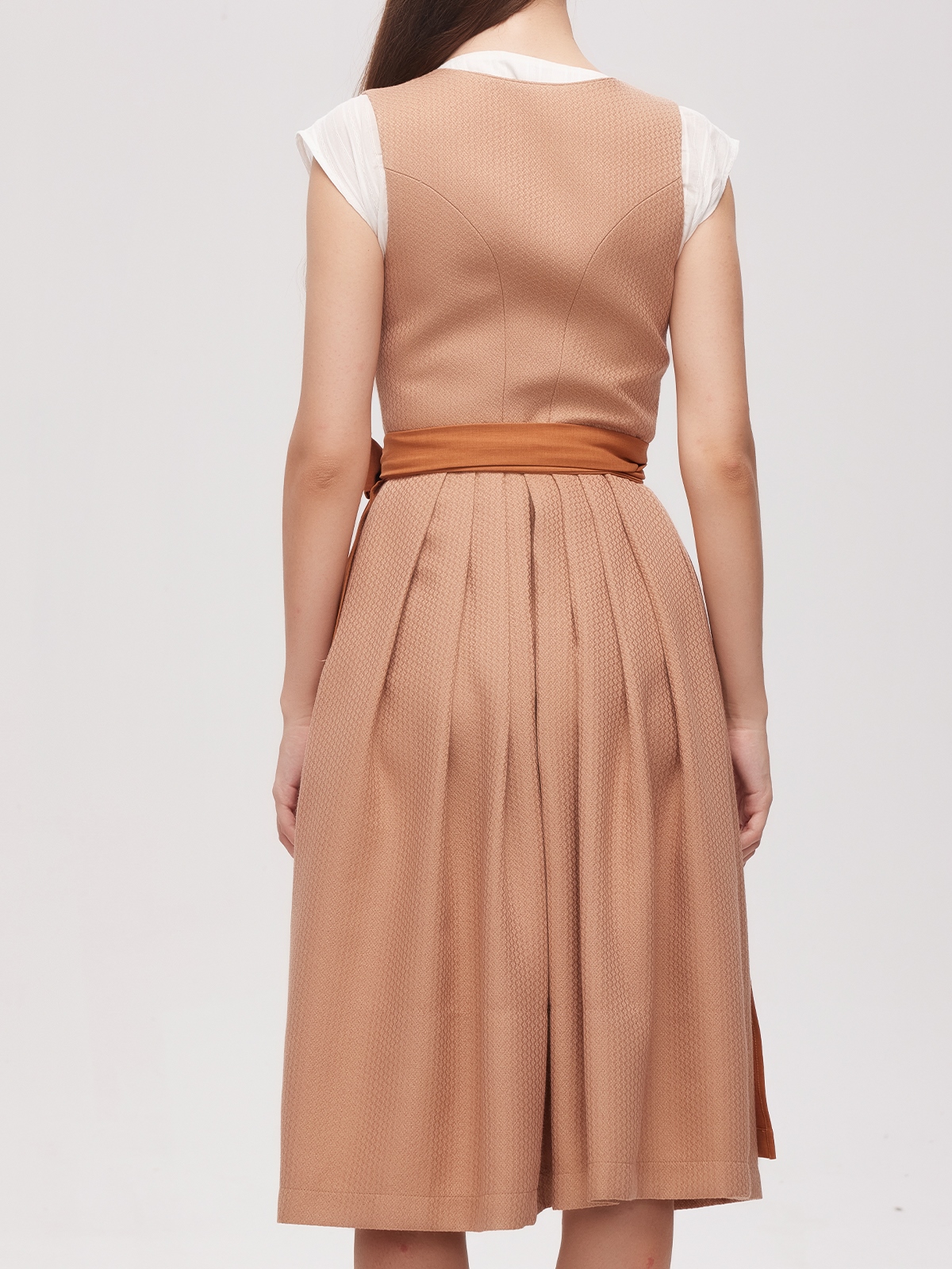 Dirndl Beige in perfekter Inszenierung