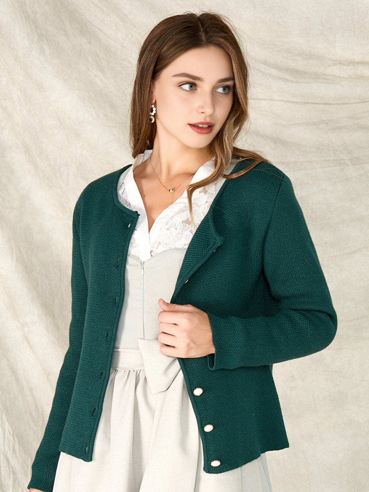 Elegantes grünes Dirndl mit floralen Details