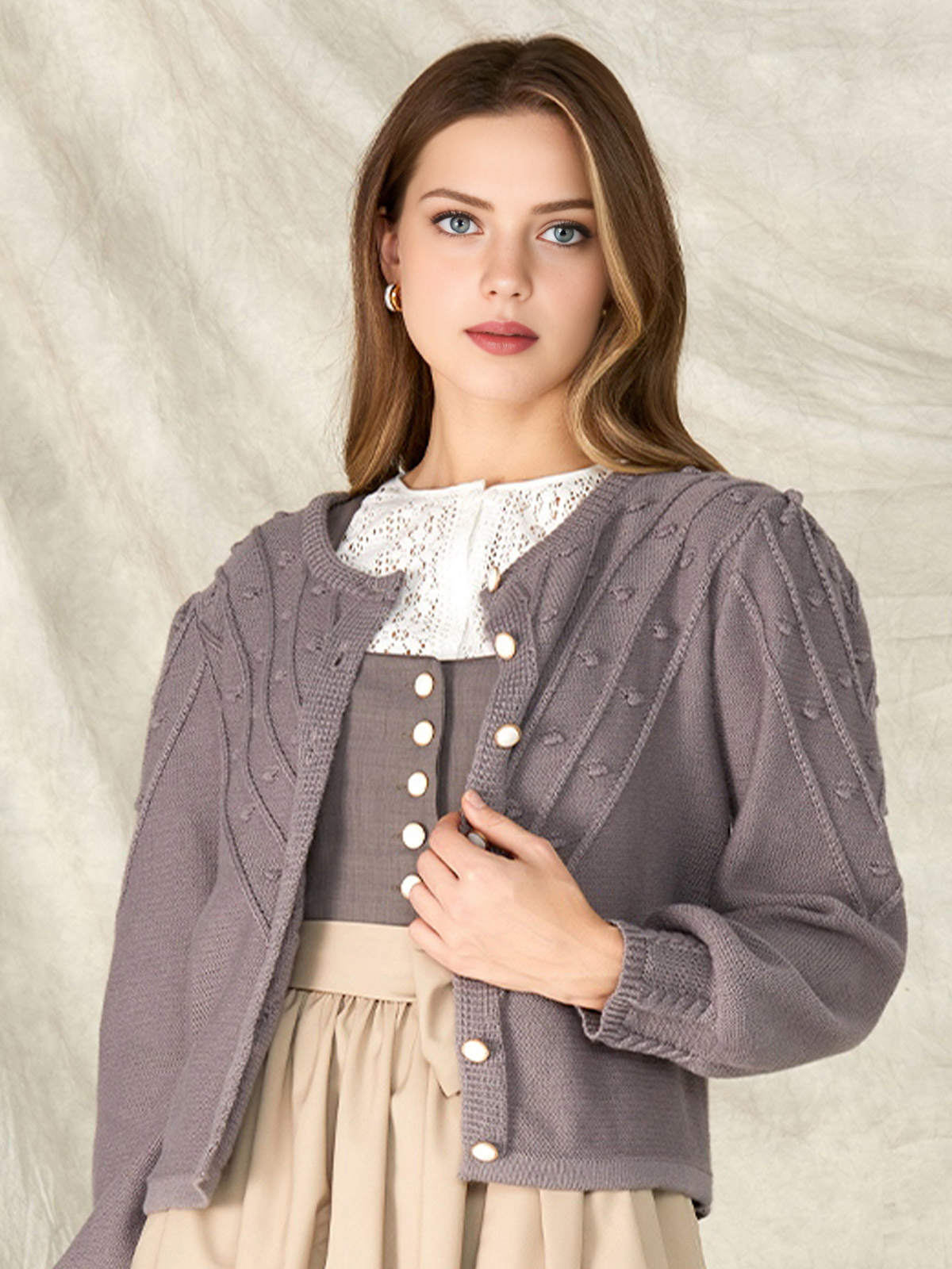 Modernes grünes Dirndl mit Strickjacke