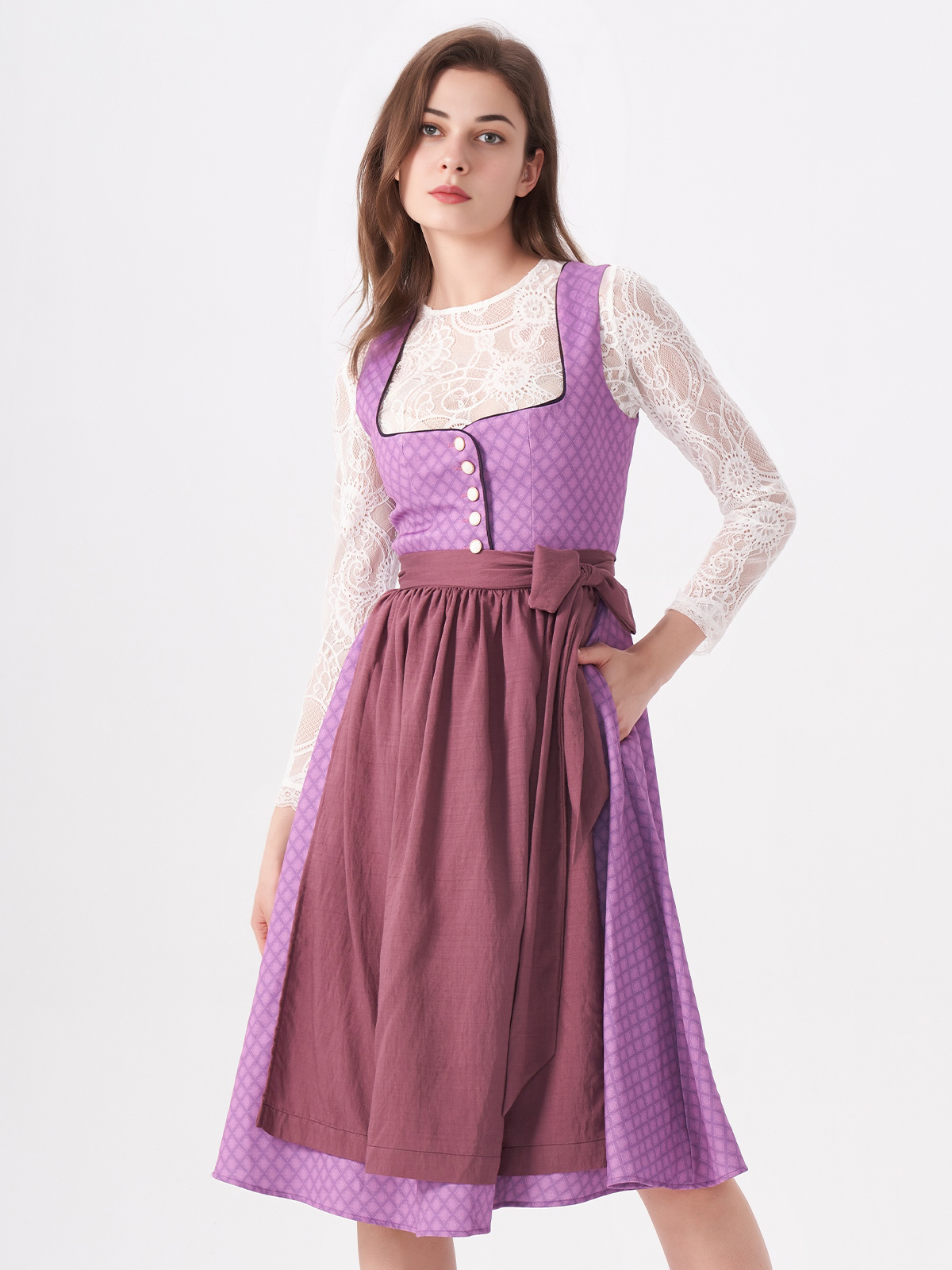 Modernes lila Dirndl mit eleganter Silhouette