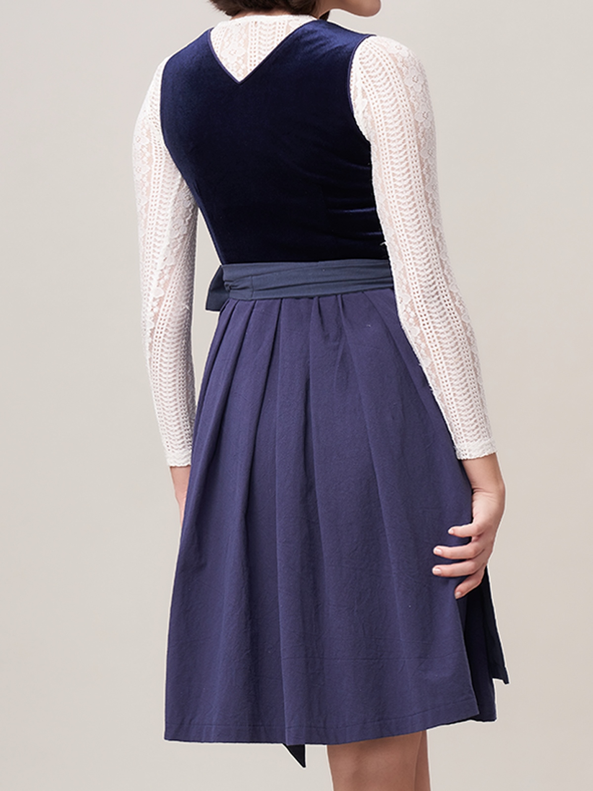 Modernes blaues Dirndl mit feinen Details