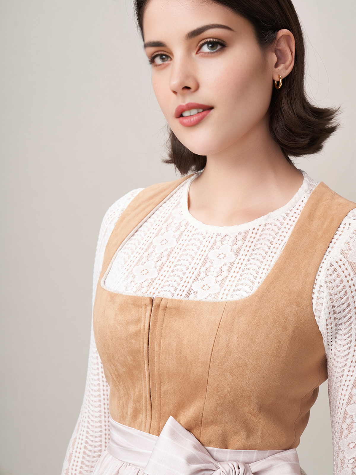 Ein braunes Samt-Dirndl mit feiner Stickerei