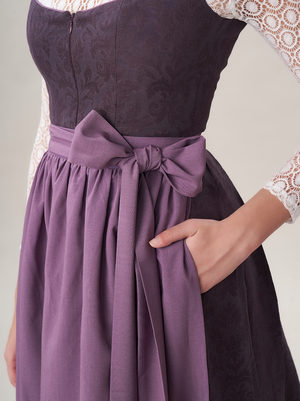 Blaues Dirndl mit floralen Details