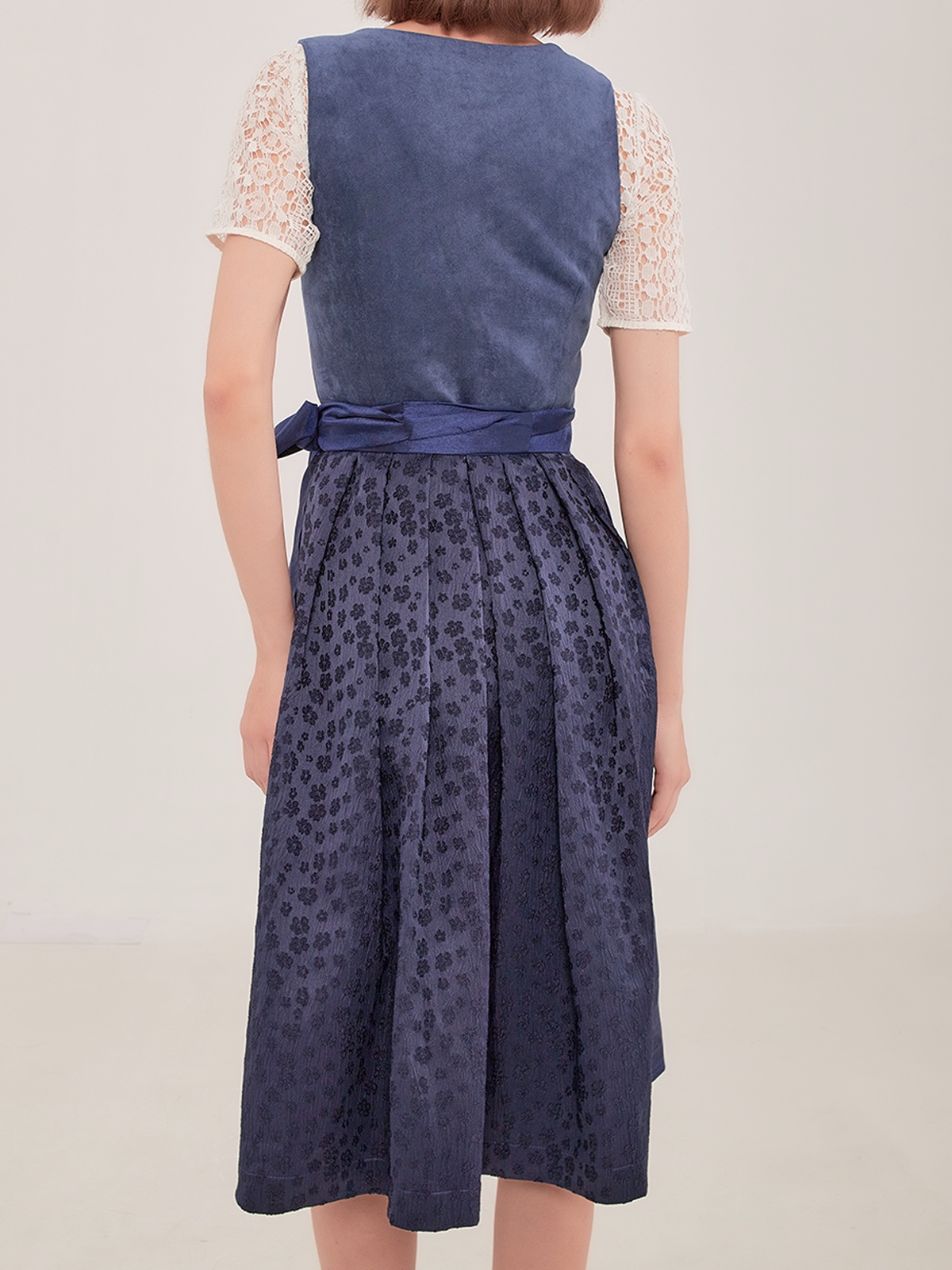 Dirndlbluse mit Spitzenbesatz