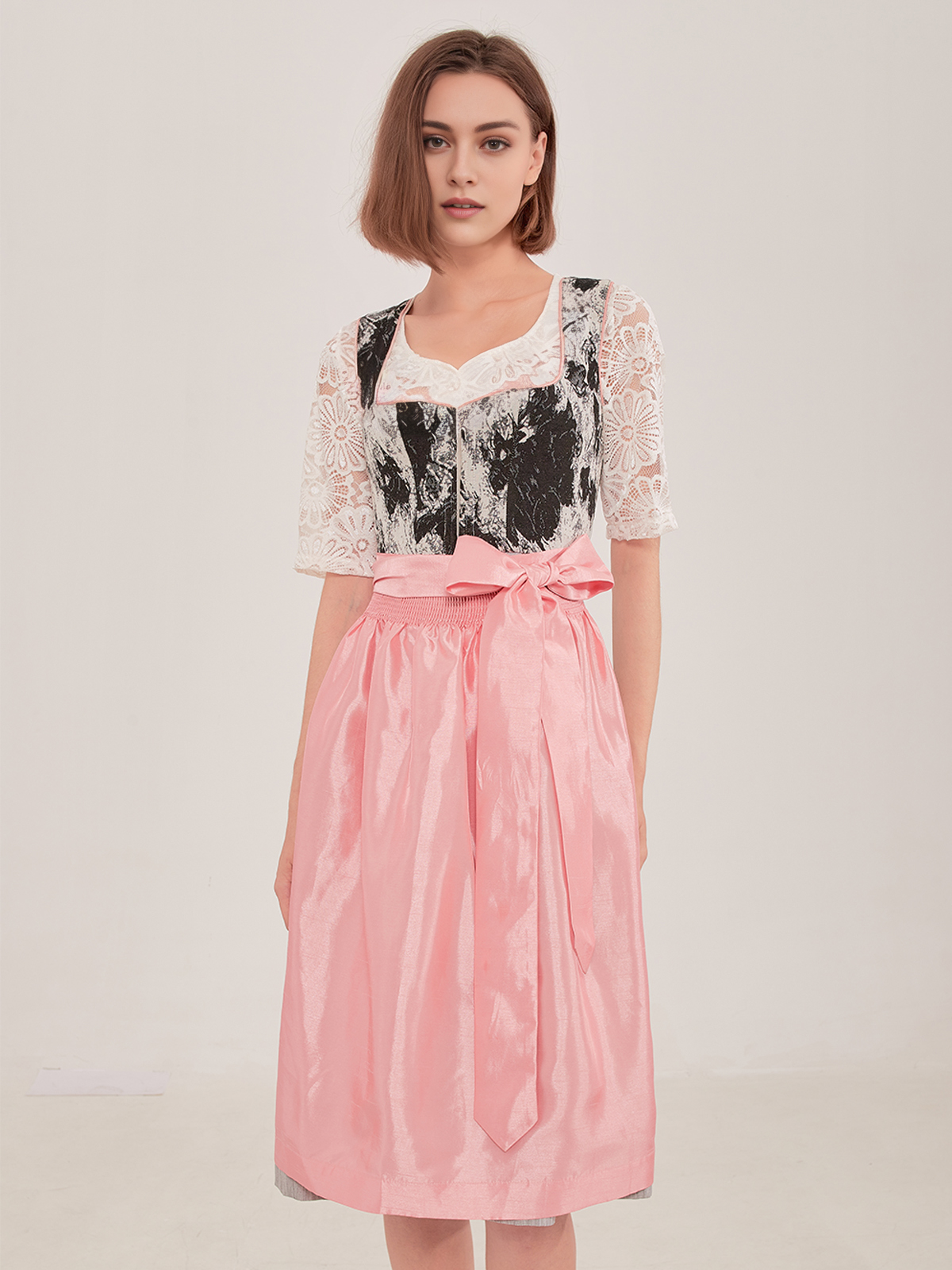 Elegantes schwarzes Ja Mei Dirndl mit Spitzenbesatz