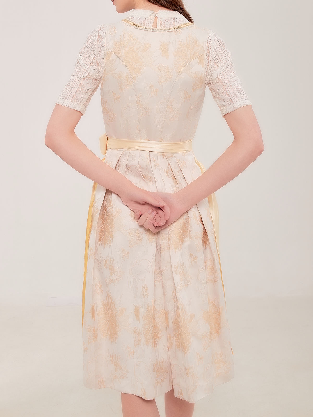 Ehreer Dirndl in Gelb – perfekt für sommerliche Festivals