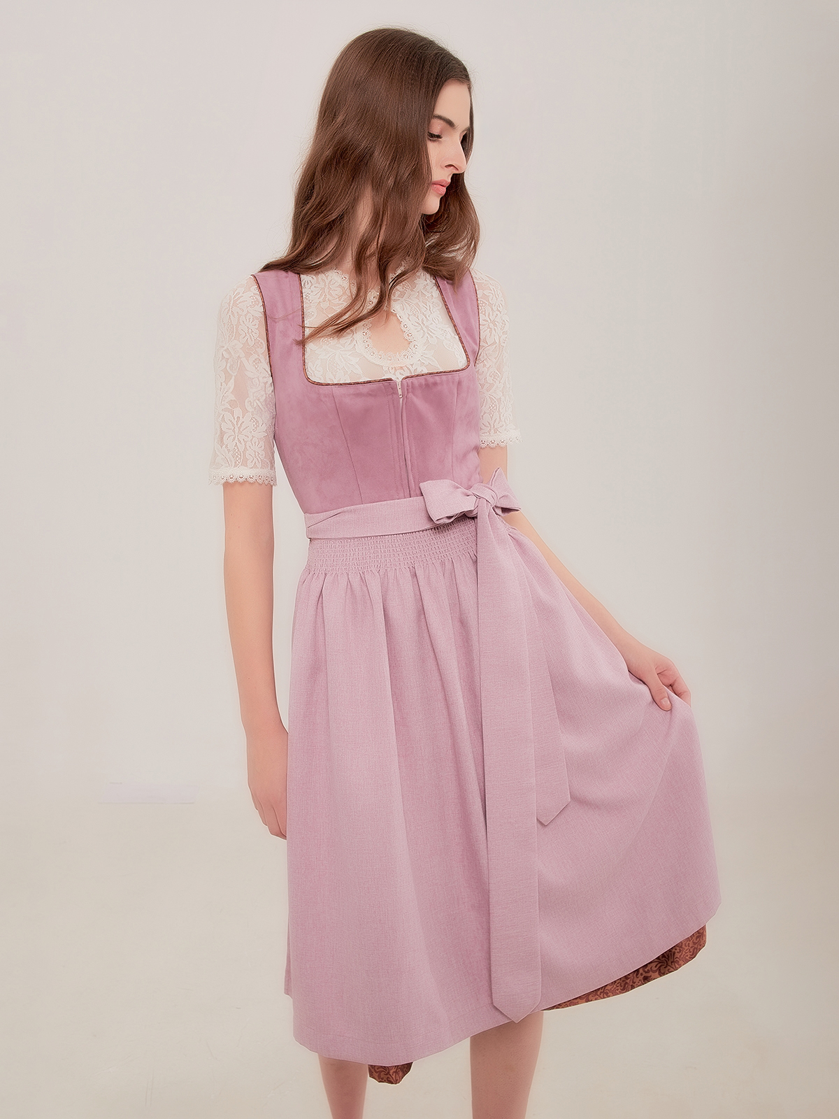 Wildleder Dirndl in Lila mit detaillierter Stickarbeit