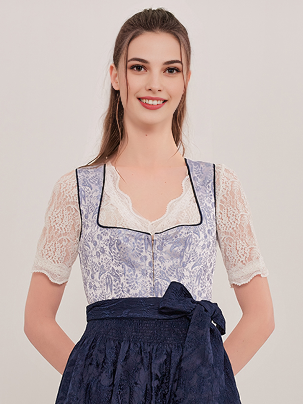 Traditionelles blaues Dirndl von Ehreer
