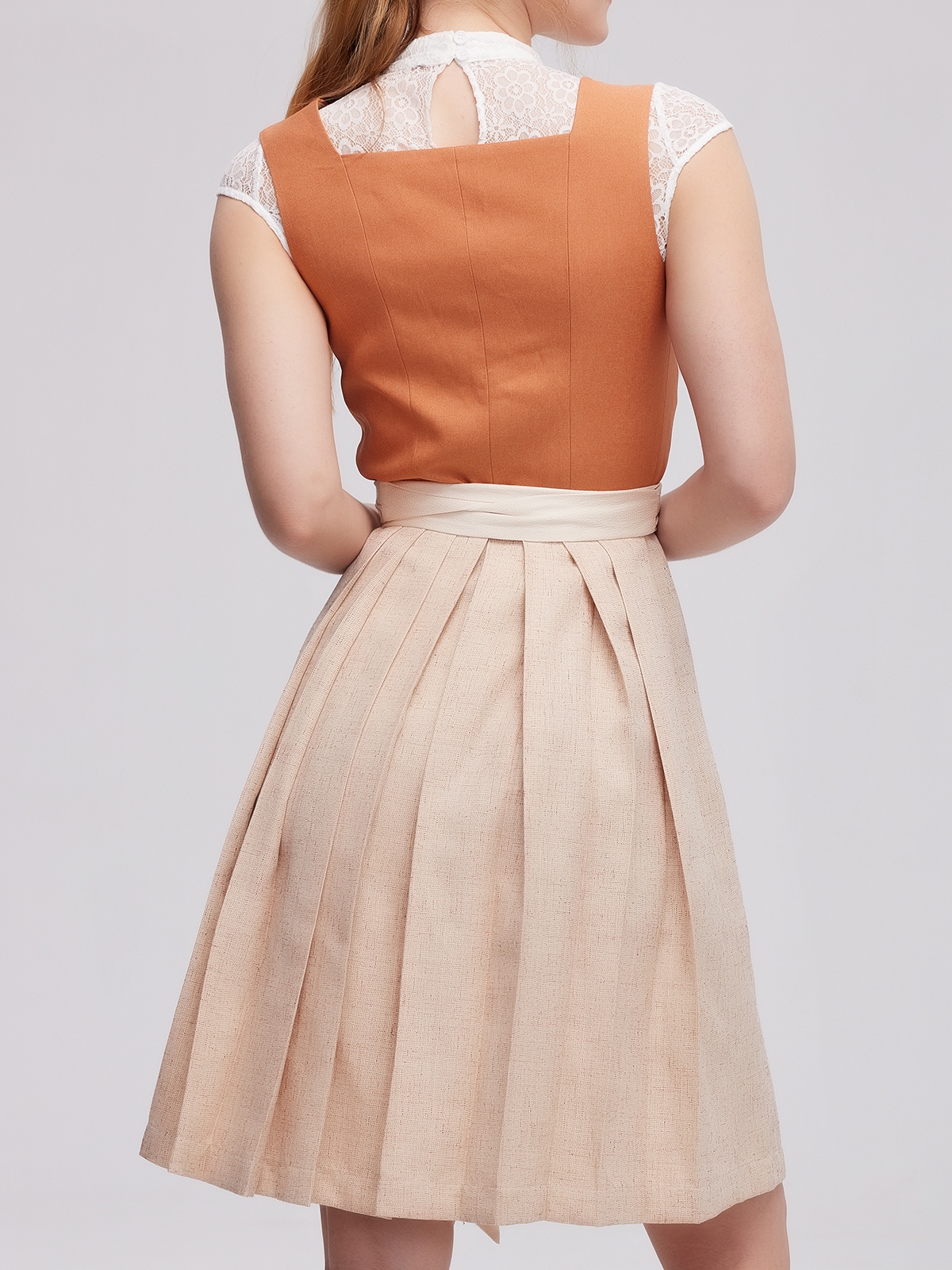 Elegantes orangefarbenes Samt-Dirndl mit raffinierten Details